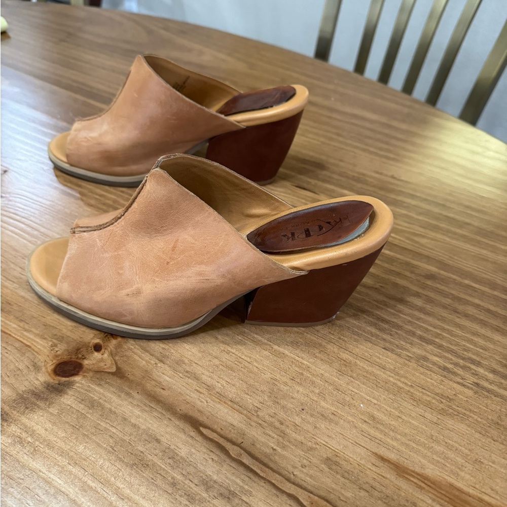 Korks by Kork-ease Cammi open toe mule size 8 tan color